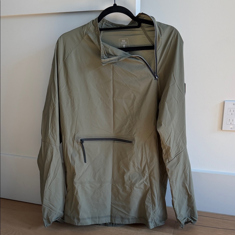 On Running Olive Windbreaker with Zipper Pocket